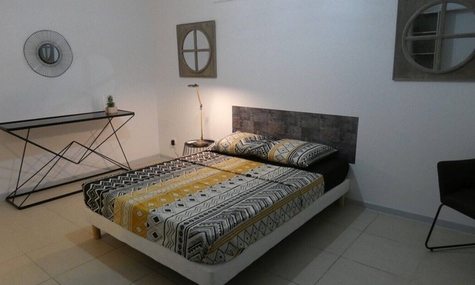 Fontaine de Moutte Condo | Large luxury room in a shared apartment