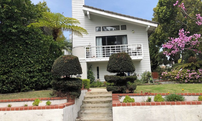 Sunset Park Apartment | Large luxury studio with view in Santa Monica