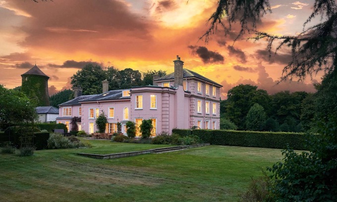 Norwich House | Large Manor House with Pool, Hot Tub & Gardens