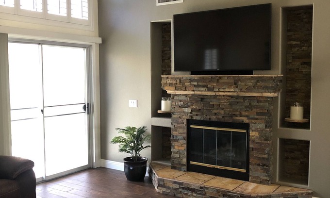 Las Vegas House | Large modern 2 story house with first floor master suite.