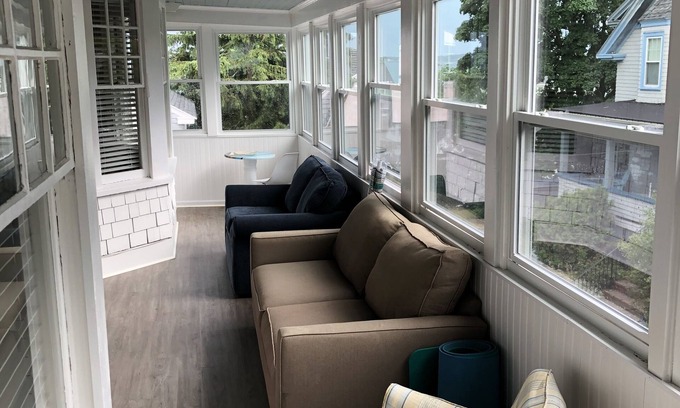 Swampscott Apartment | Large Oceanside Apartment. Walk to the beach and many restaurants. Pet Friendly