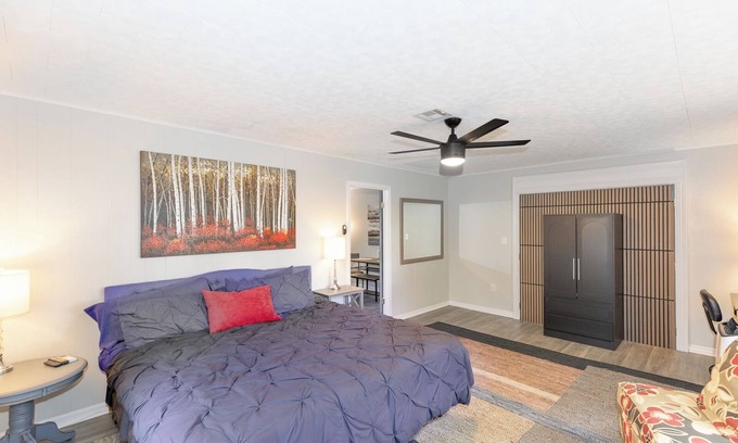 Fruitland Park Apartment | Large one-bedroom with king-sized bed in beautiful Fruitland Park