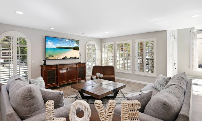 Peninsula House | Large Peaceful Beach Condo, Close to Belmont Shore, 3 Bed/3.5 bath, AC, Parking, Beach Gear