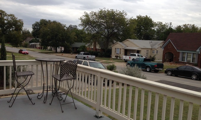 Fort Worth Cultural District House | Large Pet Friendly House Walking Distance To Will Rodgers Stadium/Arena