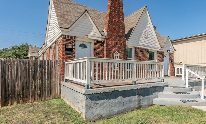 Fort Worth Cultural District House | Large Pet Friendly House Walking Distance To Will Rodgers Stadium/Dickies Arena
