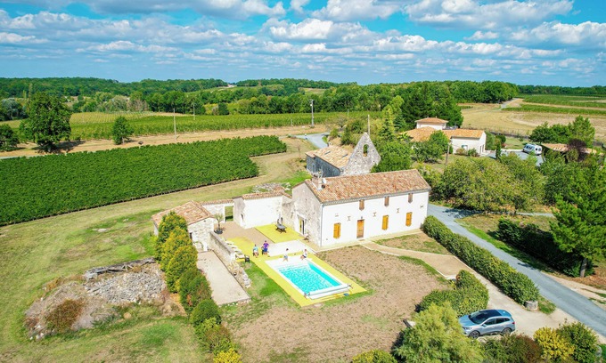 Riocaud House | Large, pleasant country house with swimming pool