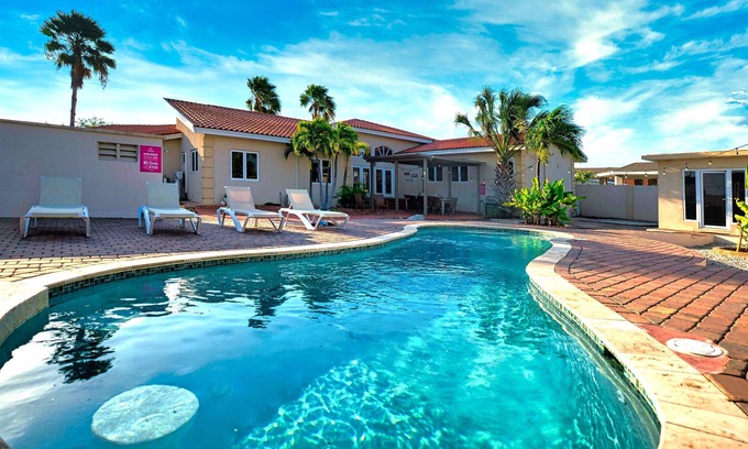 Bubali House | LARGE Pool Villa, Sleeps 18! *BBQ* 1mile to beach!