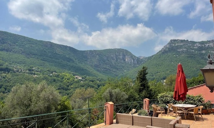 Tourrettes-sur-Loup Villa | Large Private Villa - Pool, Tennis, New Aircon, w/8 bedrooms