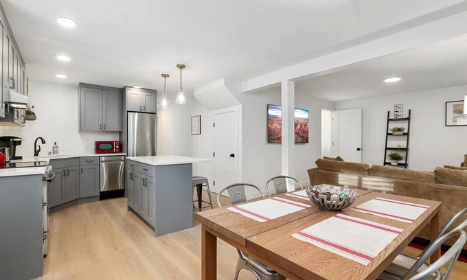 Bryant House | Large Private Apartment. One block to Burke Gilman & Bus. .5M to Children's