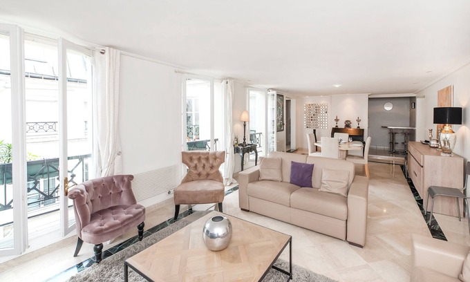 8th Arrondissement Apartment | Large & quiet 2 BD 2 BTH, elevator, in Madeleine near the Opera, insurance incl.
