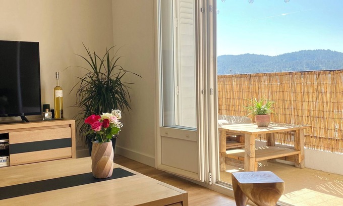 Sud Apartment | Large, quiet apartment with parking in Aix-en-Provence