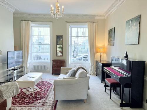 Bath Apartment | Large Quiet City Centre Holiday Home in Great Pulteney St, Bath
