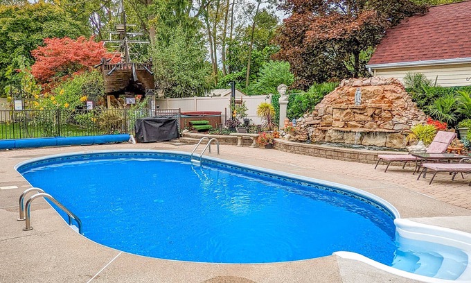 LaSalle House | Large quiet estate property in beautiful natural surroundings.