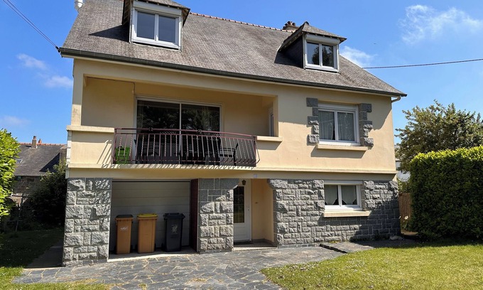 Saint-Brieuc House | Large, quiet family home in town