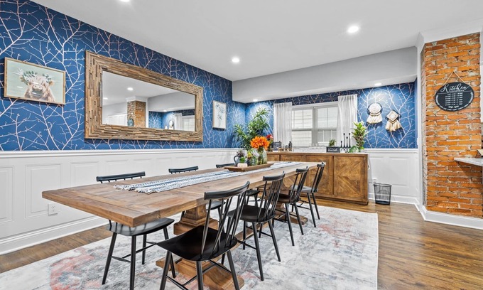South Hyde Park House | Large Remodeled Midtown Beauty - Locust St. Estate - 2 kings/sleeps 8!