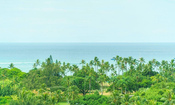Waikiki Condo | Large Roof Balcony (1,385 Sqft)! Comfortable 2 Bedroom at Waikiki! (LW14)