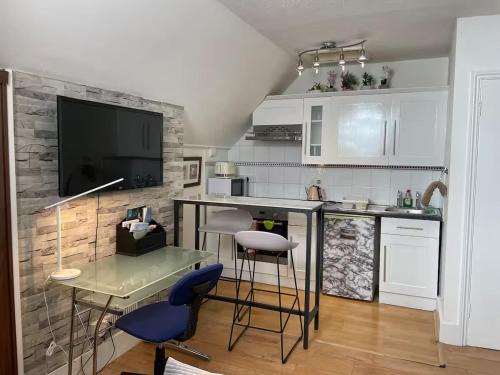 St. Mark's House | Large room with private kitchen near Kingston University