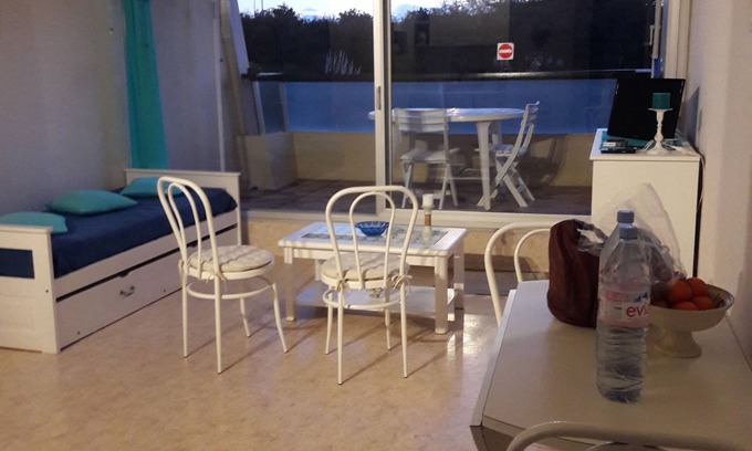 Saint-Jean-de-Monts Apartment | Large sea-facing studio with balcony and outdoor parkingeur 4 people