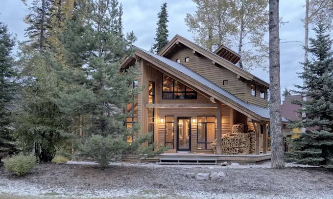 Golden House | Large Ski-In/Ski-Out Timber Frame House, Open Concept, Hot Tub