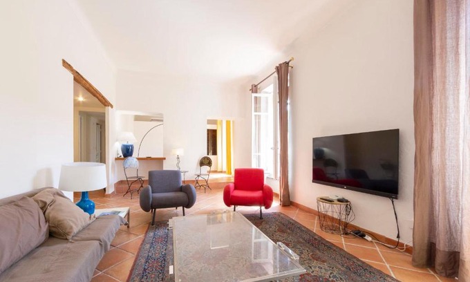 Antibes Old Town Apartment | Large spacious 3 BDR apt heart of Antibes 300 meters from beach