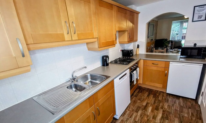 Nantwich House | Large, Spacious 3 Bed Home - Parking & WiFi