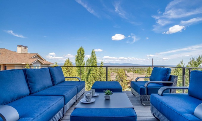 Redmond House | Large spacious hot tub home with beautifal mountain views.