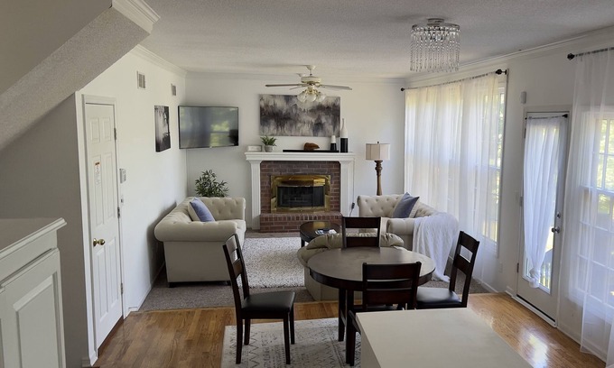 Olathe House | Large Spacious New House - New Amenities