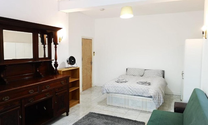 Brondesbury Park House | Large spacious property in Zone 2