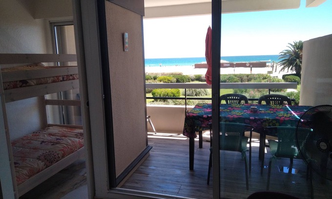 Saint-Nazaire Apartment | Large Studio cabin with terrace, beautiful sea view, direct beach access, parking