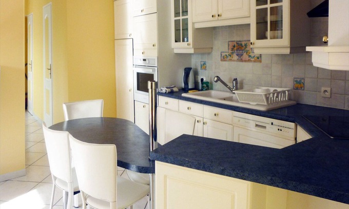 La Riche Apartment | Large studio, 27 m2. Furnished. Garden level