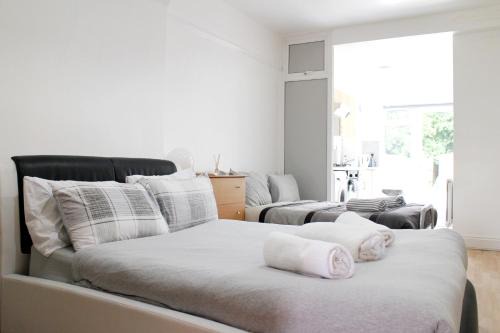 Golders Green Apartment | Large Studio Garden Flat on Golders Green Road
