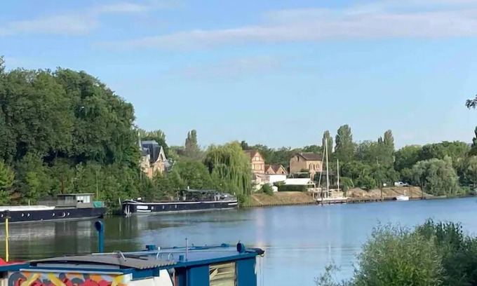 Triel-sur-Seine Apartment | Large studio on the banks of the Seine/40mn from Paris/Netflix