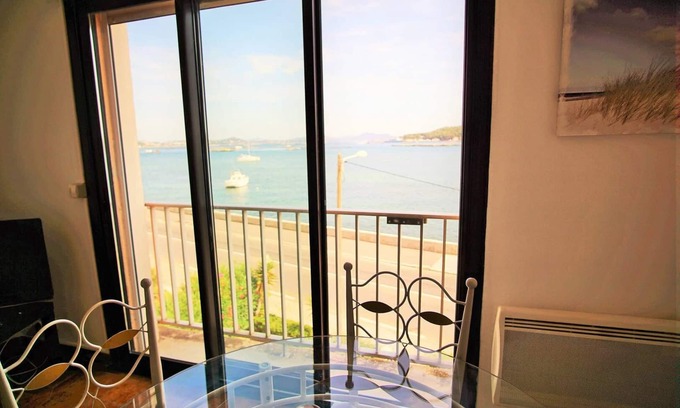 Tamaris Apartment | Large studio with sea view! A stone's throw from Les Sablettes beach