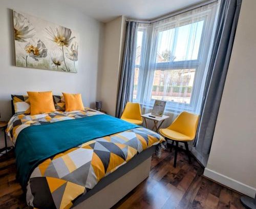 London Borough of Hounslow Apartment | Large Studio with Private Kitchen and Bathroom