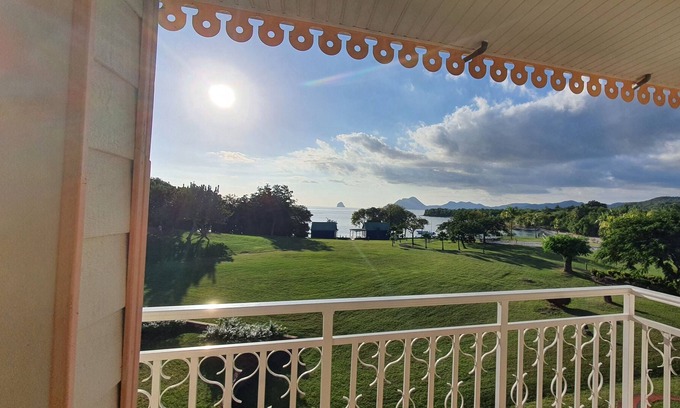Gros Raisins Apartment | Large studio with sea view and direct access to the sea