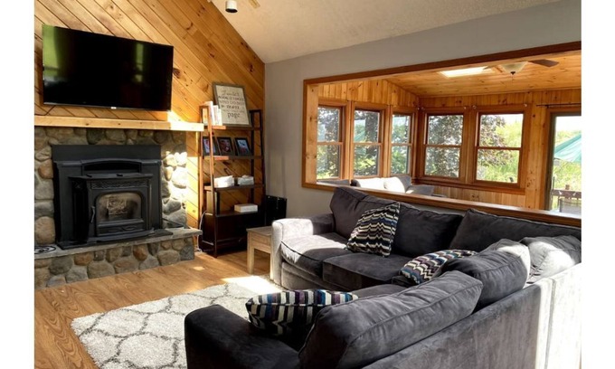 Athens House | Large & Sunny Lakefront Home near Ski Resorts