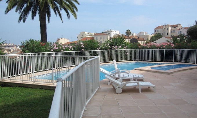Riou - Petit Juas - Av de Grasse Apartment | Large T2, central, terrace, air conditioning, swimming pool, garage, Wifi