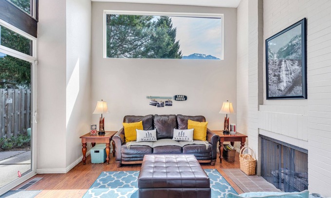 Pleasant View House | Large Townhouse, 3Bd/3Ba, Near BYU Stadium/BYU