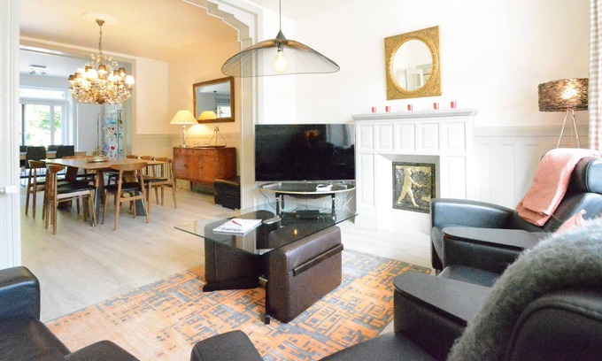 Bouillon House | Large townhouse with pool table