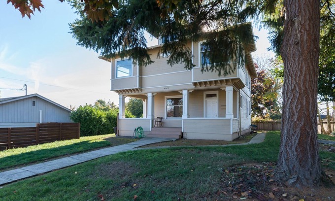 Brighton Apartment | Large unit in Charming Victorian Home on Beacon Hill Seattle !