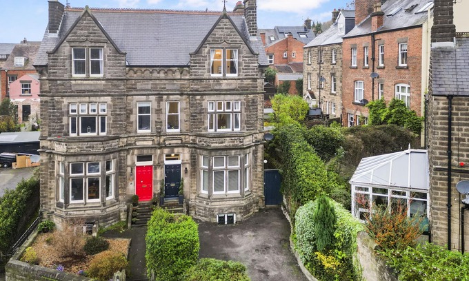Matlock House | Large Victorian 6 bed house in the centre of Matlock with hot tub and games room