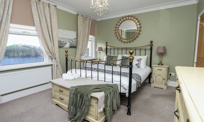 Bont Newydd House | Large Victorian terrace house with castle views in Caernarfon. Pet Friendly