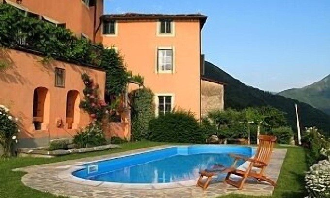 Borgo a Mozzano Villa | Large Villa Near Lucca In Tuscany With Pool And Mountain Views