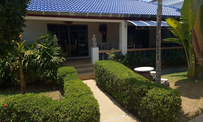 Rawai Villa | LARGE VILLA SWIMMING POOLS TROPICAL GARDEN SEA GOLF RELAXATION 6/12 ADULTS