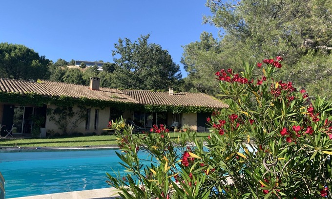Le Tholonet House | Large villa with 5 bedrooms, swimming pool, tennis court, air conditioning, 10 minutes from Aix en Provence center.