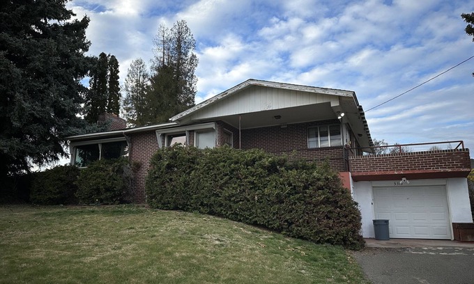 Yakima House | Large walk in lower unit in 1950 home nice neighborhood