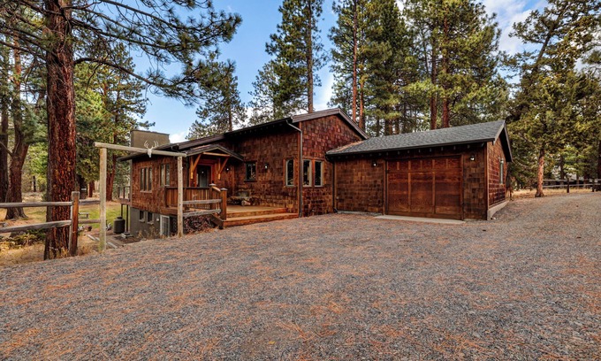 Sisters House | LARGE WATERFRONT HOME ON 8.5 ACRES-MOUNTAIN VIEWS & PRIVATE PICKLEBALL COURT!