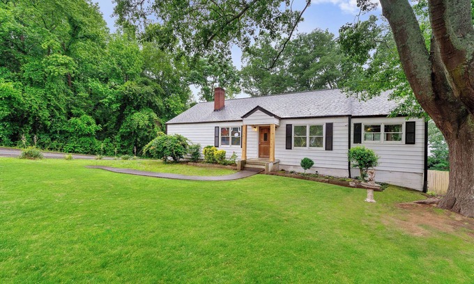 Roswell House | Largest guest capacity in walking distance to Canton St, group & pet friendly!