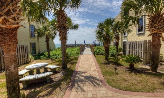 Biltmore Beach Condo | Largo Mar #172**Beachfront 3-Bdrm Condo - sleeps 10**3 Story**Beach Walk-out
