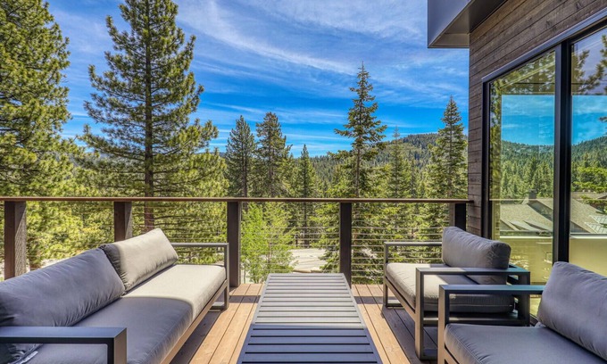 Truckee House | Larkspur Luxe - Northstar- 4 BR w Pool, Gym, Access - Walk to Village. Hot Tub!